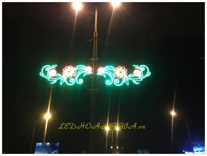 Khung hoa văn trang trí gắn trên cột điện